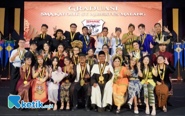 Foto Para  wisudawan Dempo foto bersama. (Foto: Adela Oki Nur Aini/Ketik.co.id)