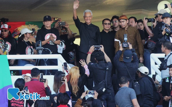 Foto Ganjar yang baru tiba langsung menyapa puluhan ribu relawan yang menunggunya di Sidoarjo. (foto: Fathur Roziq/Ketik.co.id)