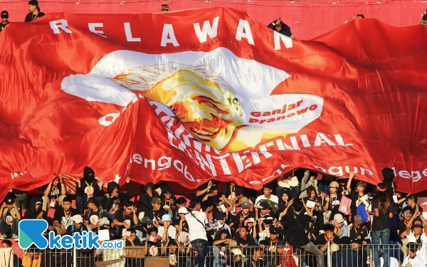 Foto Kain rentang dukungan besar untuk Ganjar Pranowo menuju Presiden 2024 terbentang lebar di tribun GOR Delta.  (Foto: Fathur Roziq/Ketik.co.id)