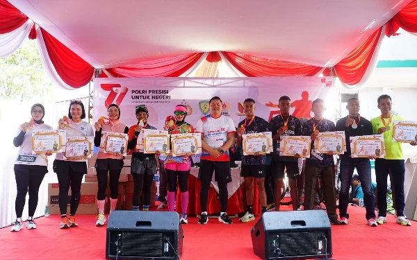 Foto Para juara Lomba Lari 5K Hari Bhayangkara Polresta Bandung di Stadion Si Jalak Harupat Kab Bandung, Minggu (11/623). (Foto:Polresta)