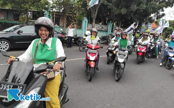 Foto Dita Indah Sari (kiri) memimpin langsung konvoi Mbakyu Ojek Online keliling Surabaya, Minggu (11/6/2023). (Foto : M. Khaesar/Ketik co.id)