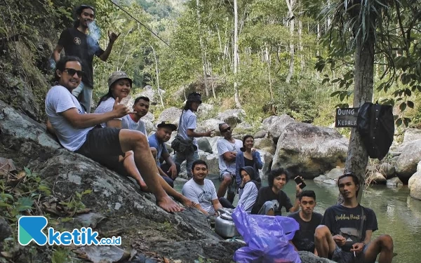 Foto Para wisatawan tengah istirahat, dalam perjalanan lewat pinggir sungai menuju ke lokasi (Foto: Al Ahmadi)