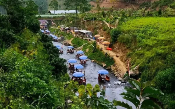 Foto Kecamatan Jabung, Kabupaten Malang memiliki dua kafe di tengah aliran sungai yang berbeda. (Foto: Instagram @trip_jatim)