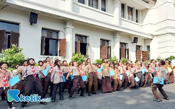 Foto Para anggota Pramuka Kwarcab Kota Malang semangat melantangkan yel-yel (Lutfia/Ketik)