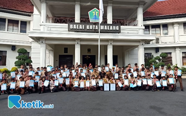 Foto Para anggota Pramuka berfoto bersama dengan jajaran Pemkot Malang (Foto: Lutfia/Ketik.co.id)