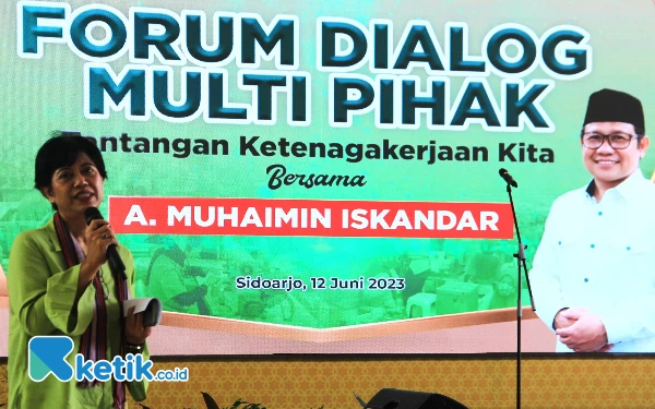 Foto Moderator Dita Indah Sari menggali aspirasi dari berbagai kalangan untuk mengetahui problematika ketenagakerjaan dan dunia usaha di Sidoarjo.