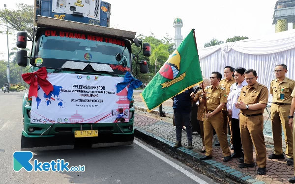 Foto Bupati Bandung Dadang Supriatna melepas ekspor produk pakan ikan hiasm  di Plaza Upakarti Soreang , Senin (12/6/23).(Foto: Iwa/Ketik.co.id)