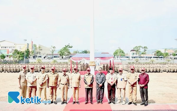 Foto Rektor IPDN Hadi Prabowo menyerahkan 1.217 orang Praja Pratama magang Angkatan XXXIII IPDN kepada Bupati Majalengka,, Selasa (13/6/23). (Foto: Humas IPDN)