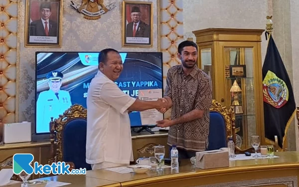 Foto Penyerahan draft rekomendasi penanganan Kesehatan Ibu dan Anak dari Yappika-ActionAid oleh Reza Rahadian Kepada Bupati Jember Hendy Siswanto, Senin (12/6/2023) (Foto: Fenna.Ketik.co.id)