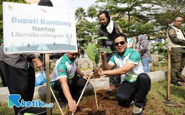 Foto Bupati Bandung Dadang Supriatna menanam pohon saat Kick Off CSS XXI di Soreang. (Foto:Iwa/Ketik.co.id)