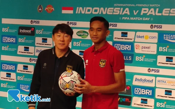 Foto Shin Tae Young bersama Rizky Ridho saat menggelar press confrance di Vasa Hotel, Selasa (13/6/2023). (Foto : M.Khaesar/Ketik.co.id)