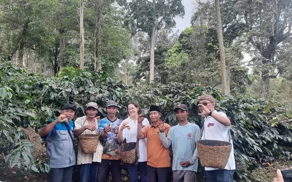 Foto Tim peneliti kopi UC Davis Amerika Serikat melihat langsung kebun kopi petani kopi yang tergabung dalam Sekolah Kopi RAISA binaan Universitas Jember (Foto: Universitas Jember)