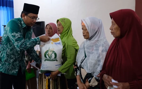 Thumbnail Berita - Gus Muhdlor Bagi Beras di Sukodono, Penerima Senang Dapat Bantuan