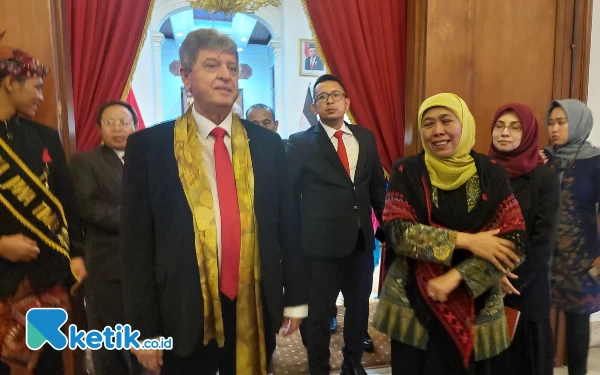 Foto Gubernur Khofifah dan Dr. Zuhair saat berbincang di Gedung Negara Grahadi, Selasa (13/6/2023). (Foto: Husni Habib/Ketik.co.id)