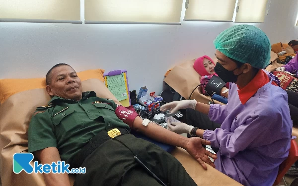 Foto Anggota TNI/Polri juga mengikuti aksi donor darah (Foto: Lutfia/ketik.co.id)