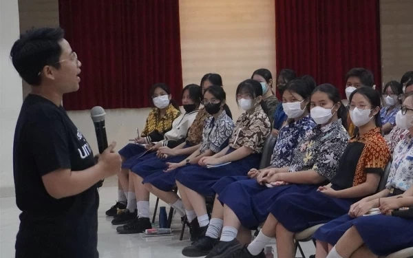 Foto UNICEF memberikan sosialisasi mengenai upaya-upaya Kota Surabaya menjadi kota layak anak dunia. (Foto: dok.UNICEF)