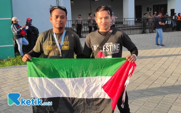 Foto Joyo Pranoto bersama temannya membawa bendera Palestina sebagai aksi solidaritas mendukung kedua negara Indonesia dan Palestina, Rabu (14/6/2023). (Foto : M.Khaesar/Ketik.co.id)