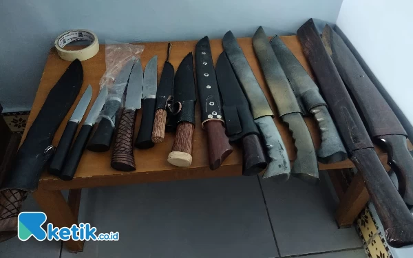 Foto Beberapa produk yang Acir buat, seperti, pisau dapur, celurit, golok alias pisau sembelih hingga katana atau pedang, (Foto: Al Ahmadi/Ketik.co.id)