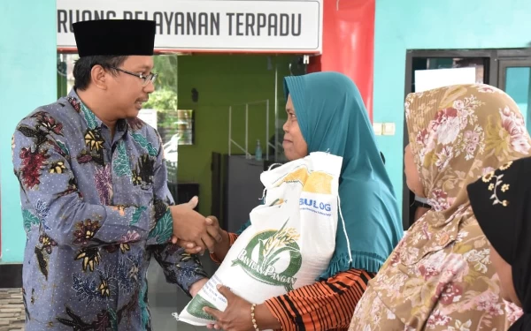 Foto Bupati Ahmad Muhdlor menyerahkan beras untuk ibu-ibu keluarga prasejahtera di Tanggulangin. Mereka gembira. (foto: Kominfo Sidoarjo)