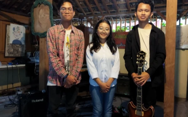 Foto Pemenang TPJC Best Young New Talent 2023  dimenangkan oleh I Gede Nayaka Farell, gitaris dari band Social Call. (Foto: TPJC)