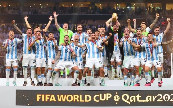 Foto Timnas Argentina bersama trofi Piala Dunia 2022. (Foto: FIFA.com)