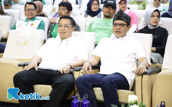 Foto Wakil Ketua Akkopsi sekaligus Wali Kota Banjarmasin Ibnu Sina  bersama Bupati Bandung Dadang Supriatna (tengah) saat Closing Ceremony CSS XXI, di Gedong Budaya Soreang, Jumat (16/6/23).(Foto: Diskominfo)