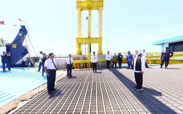 Foto Gubernur Khofifah menyidak kesiapan fasilitas di pelabuhan. (Foto: Humas Pemprov Jatim)