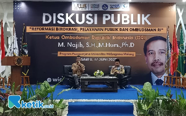 Foto Diskusi publik Universitas Widyagama dan Ketua Ombudsman RI, M. Najih (foto: Lutfia/ketik.co.id)