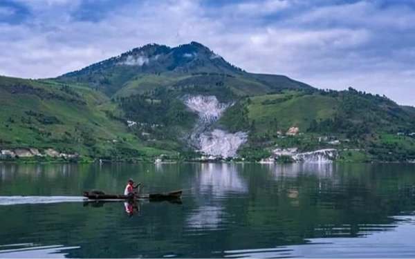 Foto Letusan Gunung Toba pada masa lampau menyebabkan munculnya kaldera Danau Toba. (Foto: instagram @danautobasamosir)