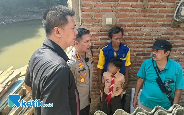 Foto Kapolresta Malang Kota mengunjungi lokasi bedah rumah (foto: Humas Polresta Malang Kota)