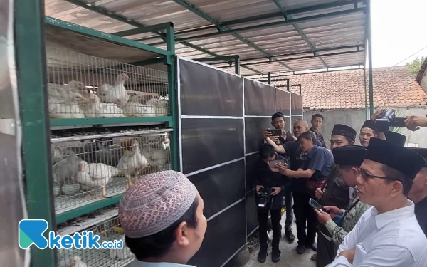 Foto Bupati Bandung Dadang Supriatna saat peluncuran program One Pesantren One Paranje di Ponpes Bustanul Wildan, Kec Cileunyi, Kab Bandung, Sabtu (17/6/23).(Foto: Iwa/Ketik.co.id)