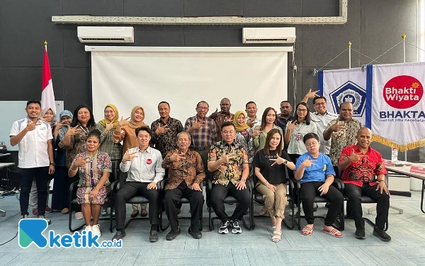 Foto Bupati Freddy Thie foto bareng bersama Rektor dan Kepala Yayasan IIK Bhakti Wiyata di Kampus Kediri (foto, Humas Pemkab Kaimana)