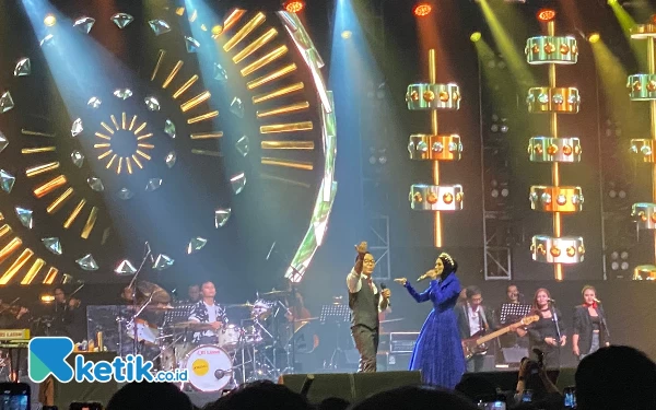 Foto Penampilan duet Ari Lasso dan Mulan Jameela. (Foto: Shinta Miranda/Ketik.co.id)