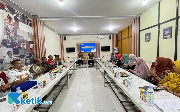 Foto Bupati Freddy Thie bersama Rektor IIK Dr.H.Sentot Imam Suprapto.MM dan civitas akademika di Kampus IIK Kediri (foto Humas Pemkab Kaimana)