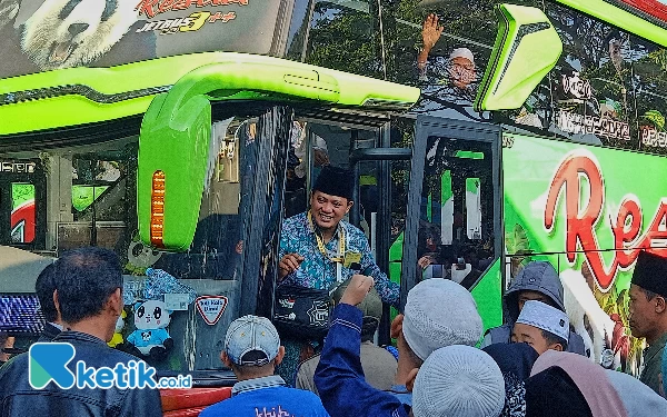 Foto Keluarga melepas keberangkatan CJH Kota Malang (foto: Lutfia/ketik.co.id)