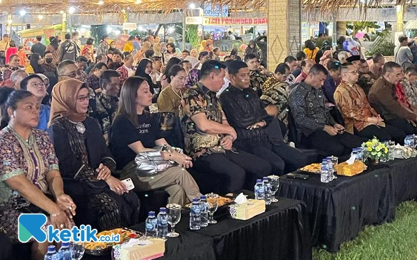 Foto Bupati Freddy Thie bersama Walikota Kediri Abdullah Abu Bakar bersama undangan di Karya kreatif Matraman 100 tahun di Halaman balai kota Kediri Jawa Timur (foto Humas Pemkab Kaimana)