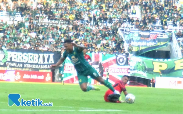 Foto Paulo Victor harus jatuh bangun melewati penjagaan ketat pemain belakang Persija, Minggu (18/6/2023). (Foto : M.Khaesar/Ketik.co.id)