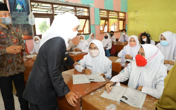 Foto Gubernur Khofifah saat mengunjungi salah satu sekolah di Jatim.(Humas Pemprov Jatim)