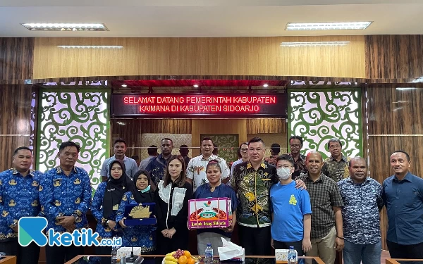 Foto Bupati Freddy Thie foto bareng dengan Kepala Dinas Perindagkop Sidoarjo dan rombongan di Sidoarjo Jawa Timur (foto Humas Pemkab Kaimana)