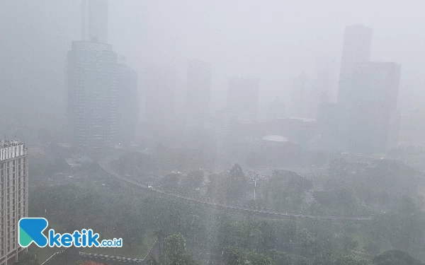 Foto Dari ketinggian, ini potret kawasan GBK yang diguyur hujan lebat dan petir. (Foto: Naufal Ardiansyah/Ketik.co.id)