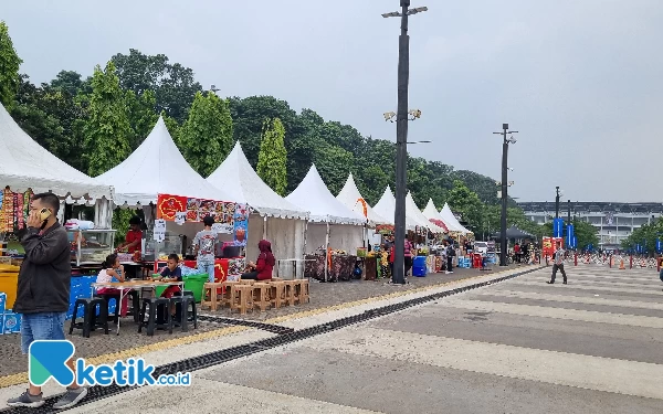 Foto Kawasan GBK dipadati stan pedagang UMKM sebelum hujan turun. (Foto: Naufal Ardiansyah/Ketik.co.id)