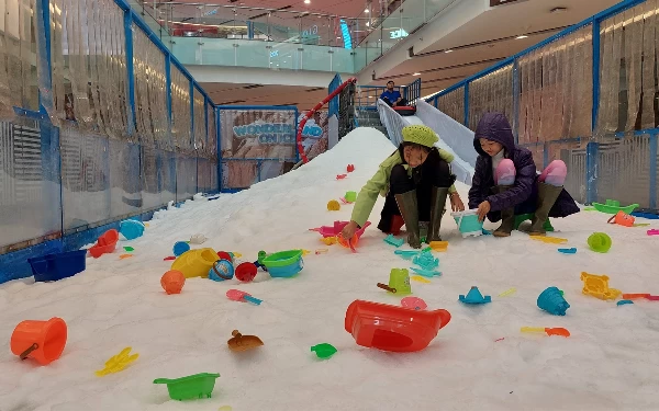 Foto Anak anak terlihat sedang berkreasi di wahana snow play, Senin(19/6/2023). (Foto: Husni Habib/Ketik.co.id)