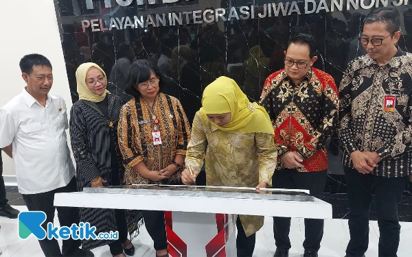 Foto Gubernur Khofifah saat menandatangani prasasti peresmian Gedung Integrasi Prof. Dr. dr. Moeljono Notosoedirdjo RSJ Menur,  Senin (19/6/2023). (Foto: Husni Habib/Ketik.co.id)