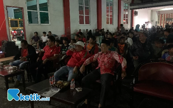 Foto Ketua DPC PDI-P Kota Blitar Syahrul Alim bersama penggagas nobar berbaur bersama warga, Senin (19/Juni/2023). Favan/ketik.co.id