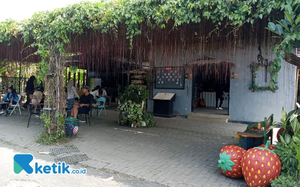 Foto Wisatawan sedang menikmati suasana di kafe Lumbung Stroberi Desa Pandarejo Kecamatan Bumiaji kota batu, Selasa (20/6/2023). (Foto: Sholeh/ketik.co.id)