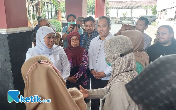 Foto Gubernur Khofifah berbincang dengan para wali murid terkait kendala PPDB 2023, Selasa (20/6/2023). (Foto: Husni Habib/Ketik.co.id)