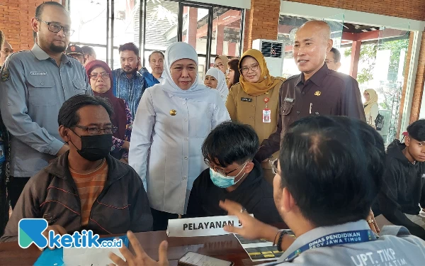 Thumbnail Berita - Pastikan PPDB SMA/SMK Lancar, Khofifah Datangi TIKP Dindik Jatim