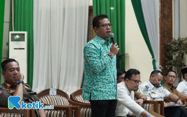 Foto Bupati Bandung Dadang Supriatna saat audiensi dengan para pedagang Pasar Banjaran di Gedung M Toha Soreang, Selasa (20/6/23).(Foto: Iwa/Ketik.co.id)