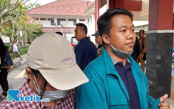 Foto Bagas dan adiknya Kenzi saat memberikan keterangan pada awak media, Selasa (20/6/2023). (Foto: Husni Habib/Ketik.co.id)