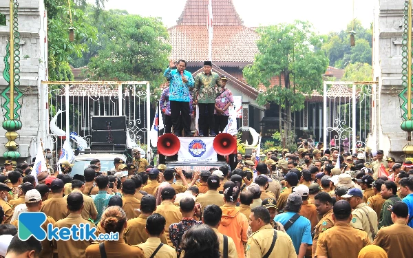 Foto Asisten 1 (Bidang Pemerintahan) Pemkab Sidoarjo Ainur Rahman berbicara kepada massa perangkat desa di depan Pendapa Delta Wibawa. (foto: Fathur Roziq/Ketik.co.id)